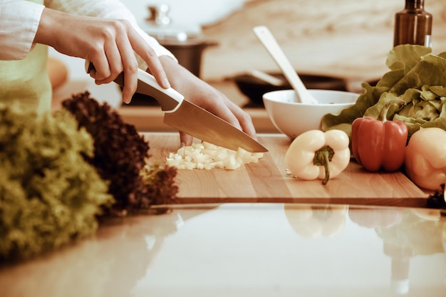 Przygotowywanie potrawy na stole