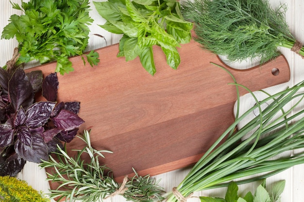 Świełe zioła i naczynia kuchenne